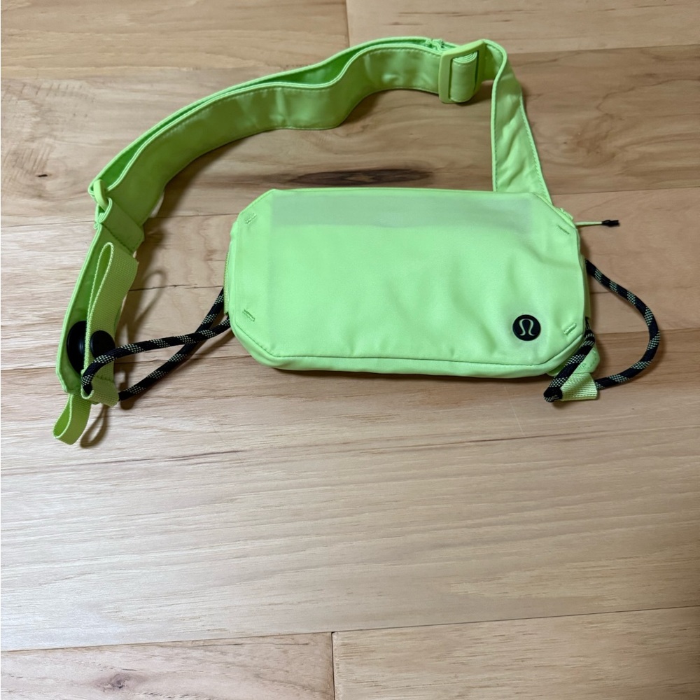 Lululemon pop it off Lime Green Crossbody Bag NWOT